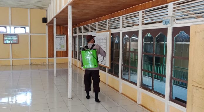 Penyemprotan Disinfektan di Tempat Ibadah Cegah Penularan Covid-19