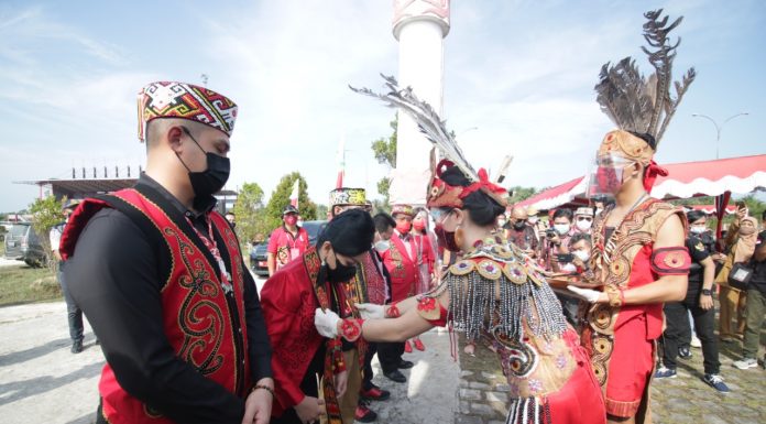 Bupati Landak Buka Acara Ritual Adat Naik Dango ke 36