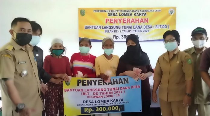 52 Kepala Keluarga Desa Lomba Karya Terima BLT-DD