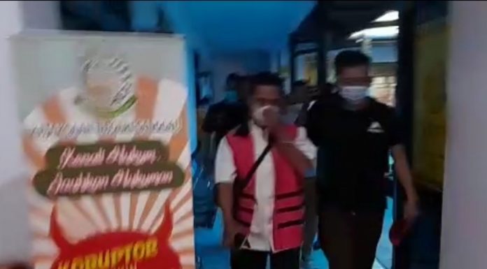 Jadi Tersangka Kasus Gratifikasi Peti, Oknum Anggota BPD Inggis Ditahan