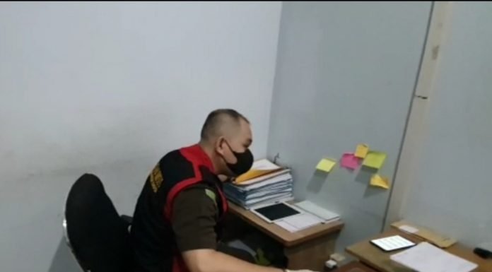Tim Penyidik Kejaksaan Negeri Sanggau Geledah Rumah Tersangka Tindak Pidana Korupsi Program PKH dan Kantor Unit BRI Tayan Hilir
