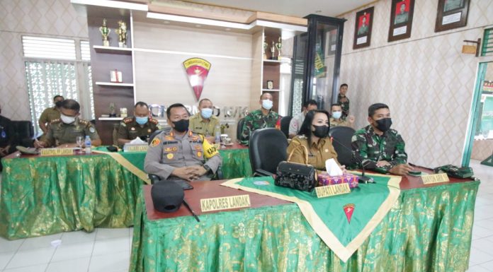Rapat PPKM Mikro Bersama Forkopimda Kalbar, Bupati Landak Berikan Ide Update COVID-19