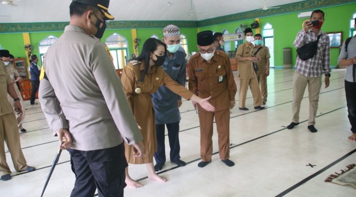 Bupati Landak Cek Penerapan Prokes Di Masjid