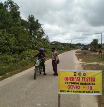 Tidak Hanya Menegur, Anggota Polsek Kuala Behe Juga Berikan Masker Kepada Warga Saat Gelar Operasi Yustisi