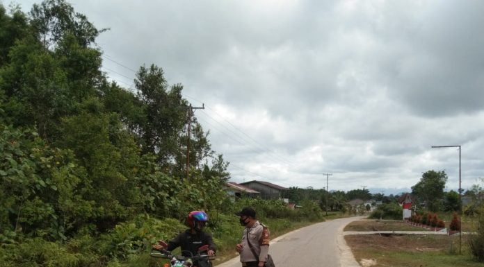 Tidak Hanya Menegur, Anggota Polsek Kuala Behe Juga Berikan Masker Kepada Warga Saat Gelar Operasi Yustisi