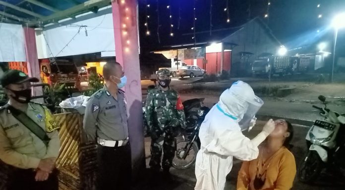 Tim Satgas Covid-19 Mempawah Hulu Gelar Patroli Gabungan 21 Orang Diswab PCR