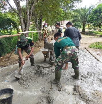 Bersama Warga Koramil 1201-09/ Sengah Temila Perbaiki Jalan Masuk Kantor Camat