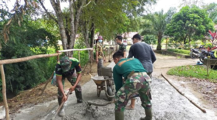 Bersama Warga Koramil 1201-09/ Sengah Temila Perbaiki Jalan Masuk Kantor Camat