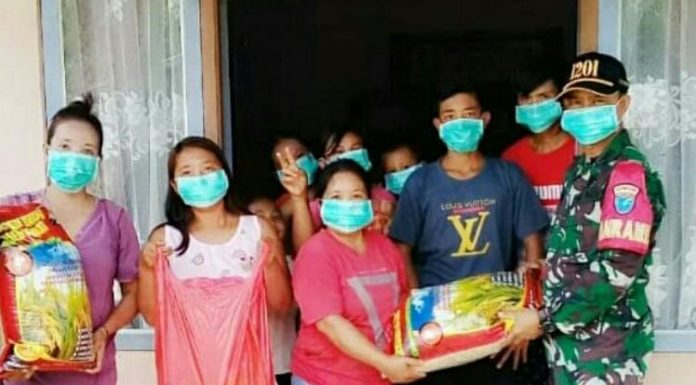 Kelompok Tani Desa Paloan Terima Bantuan Bibit Padi dan Pupuk dari Danramil Sengah Temila
