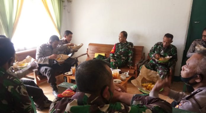 Jalin Keakraban, Koramil dan Polsek Sengah Temila Gelar Makan Bersama