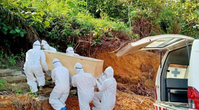 Warga Jelimpo Dimakamkan Dengan Protokol Covid-19