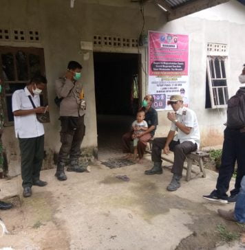 Sosialisasi PPKM Mikro Petugas Datangi Rumah Warga