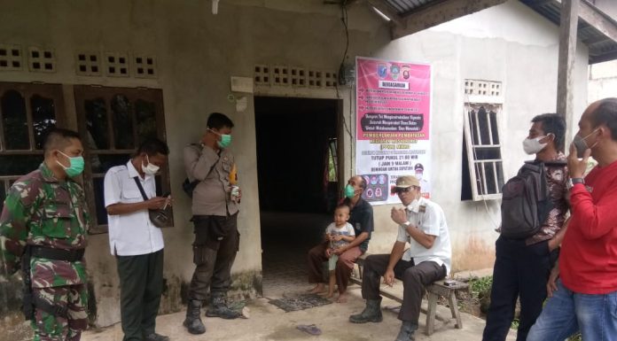 Sosialisasi PPKM Mikro Petugas Datangi Rumah Warga