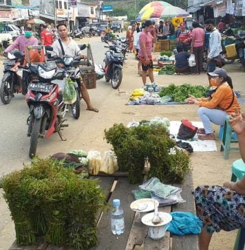 Anggota Koramil Sengah Temila Lakukan Monitoring PPKM di Pasar Pahuman
