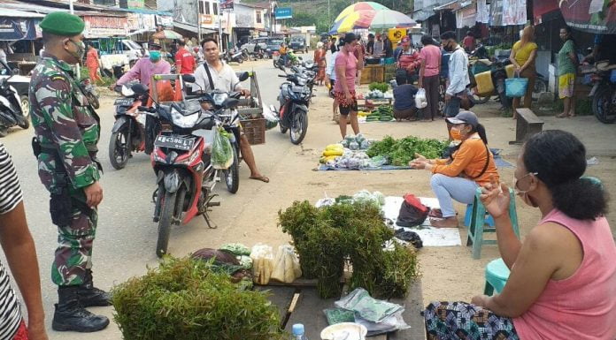 Anggota Koramil Sengah Temila Lakukan Monitoring PPKM di Pasar Pahuman