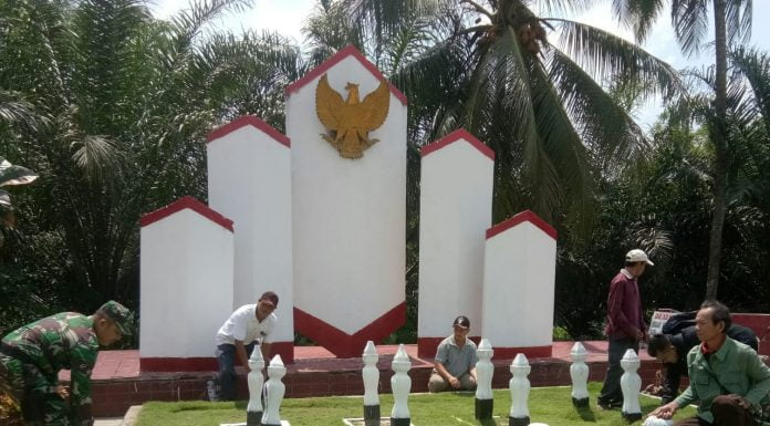 Anggota Koramil Sengah Temila Gotong Royong Bersihkan Taman Makam Pahlawan Pak Kasih