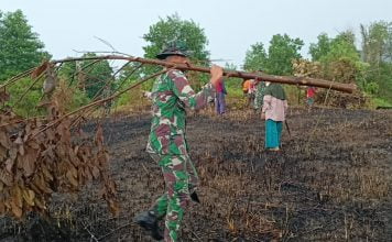 Zidam XII/Tanjungpura Bantu Kelompok Tani di Temanjuk Buka Lahan Pertanian
