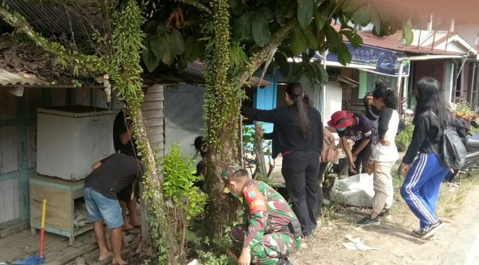 Koramil 1201-09/ Sengah Temila Bersama Warga Gotong Royong Bersihkan Pos Babinsa Sidas