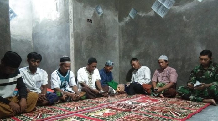 Anggota Zidam XII/Tanjungpura Laksanakan Ibadah Bersama Dengan Masyarakat Desa Pemodis