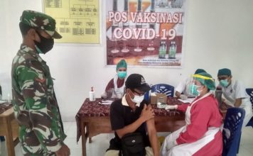 Angota Koramil 1201-09/Sengah Temila Dampingi Tracing dan Vaksinasi di Desa Banying