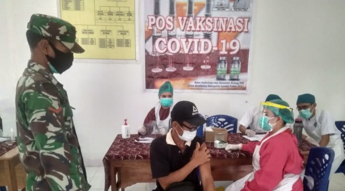 Angota Koramil 1201-09/Sengah Temila Dampingi Tracing dan Vaksinasi di Desa Banying