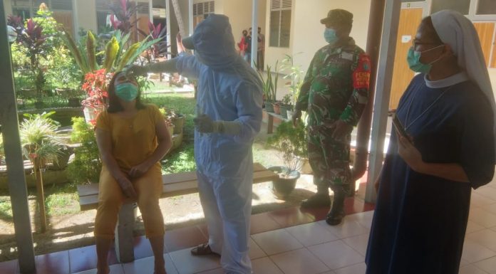 Tracing Kontak Erat Satgas Covid-19 Ngabang Lakukan Test Swab PCR di Gereja Salib Suci Ngabang