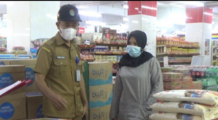 Gelar Monitoring Harga Sembako, Tim Satgas Pangan Landak Masih Temukan Barang Kadaluarsa Dijual Pedagang