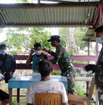 Anggota Zidam XII/Tanjungpura Edukasi Warga Desa Amboyo Terkait Pentingnya Penggunaan Masker Cegah Covid 19