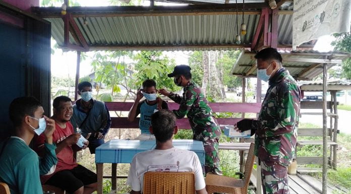 Anggota Zidam XII/Tanjungpura Edukasi Warga Desa Amboyo Terkait Pentingnya Penggunaan Masker Cegah Covid 19