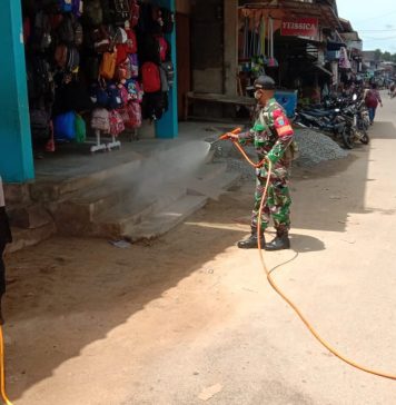 Penyemprotan Disinfektan di Pasar Darit Cegah Penularan Covid-19