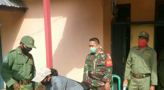 Babinsa Koramil 1201-09/ Sengah Temila Jadikan Linmas Desa Sebagai Pelopor Penerapan Prokes