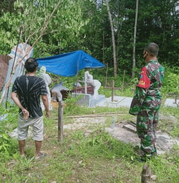 Pemakaman Jenazah Covid-19 Mendapat Pengawalan Dari Babinsa Koramil 11/Ngabang