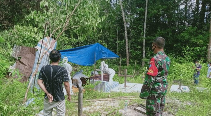 Pemakaman Jenazah Covid-19 Mendapat Pengawalan Dari Babinsa Koramil 11/Ngabang