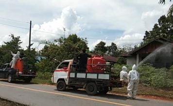 Permukiman Warga di Dusun Sungai Bandung Menjalin Disemprot Disinfektan