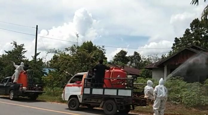 Permukiman Warga di Dusun Sungai Bandung Menjalin Disemprot Disinfektan
