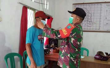 Babinsa Koramil 1201-09/Sengah Temila Terus Edukasi Warga Pentingnya Penerapan Prokes