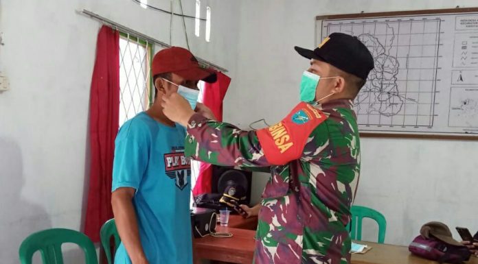 Babinsa Koramil 1201-09/Sengah Temila Terus Edukasi Warga Pentingnya Penerapan Prokes