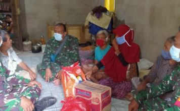 Wujud Kepedulian TNI, Koramil 12/Air Besar Bagikan Sembako Gratis Kepada Warga Kurang Mampu