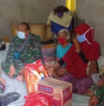 Wujud Kepedulian TNI, Koramil 12/Air Besar Bagikan Sembako Gratis Kepada Warga Kurang Mampu