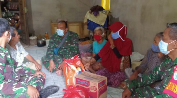Wujud Kepedulian TNI, Koramil 12/Air Besar Bagikan Sembako Gratis Kepada Warga Kurang Mampu