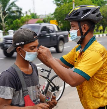 Diselah Waktu Berolah Raga Sepeda, Personil Denzibang 2/XII Palangkaraya Bagikan Masker Kepada Warga