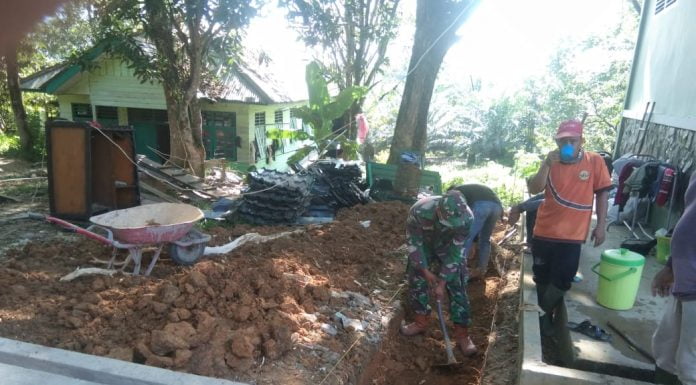 Cegah Banjir Anggota Zidam XII/Tanjungpura Bantu Bangun Fasilitas Saluran Drainase