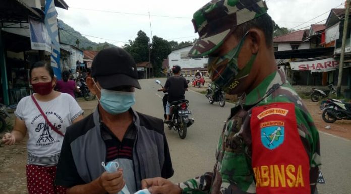 Babinsa Koramil 1201-09/Sengah Temila Bagikan Masker Kepada Warga