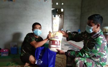 Ringankan Beban Warga Dimasa Pandemi, Angota Zidam XII/Tanjungpura Serahkan Bantuan Sembako di Beduwai