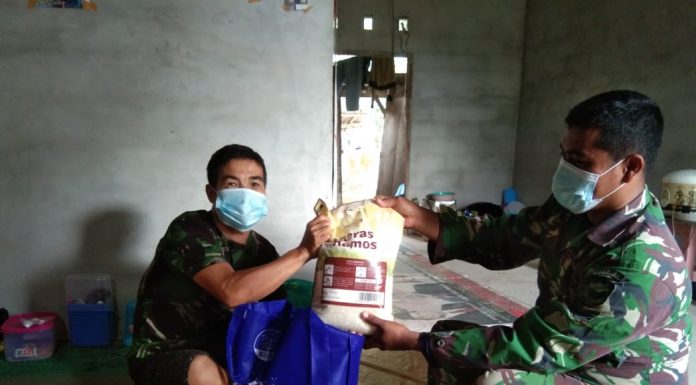 Ringankan Beban Warga Dimasa Pandemi, Angota Zidam XII/Tanjungpura Serahkan Bantuan Sembako di Beduwai