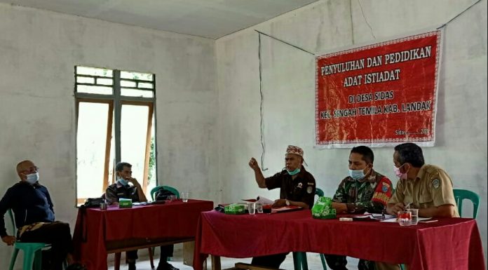 Babinsa Koramil 1201-09/ Sengah Temila Ikuti Penyuluhan dan Pengetahuan Adat Istiadat