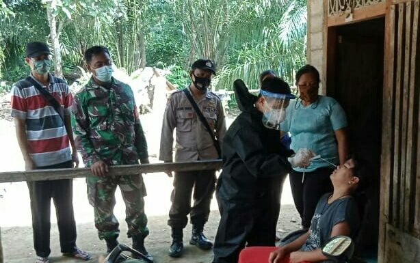 Babinsa Koramil Sengah Temila Dampingi Tracing Kontak Erat Satu Keluarga di Desa Paloan