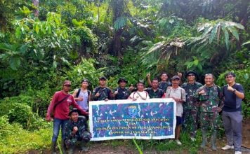 Zidam XII/Tanjungpura Bersama Warga Pebatasan Pekuat Pos Pengamanan