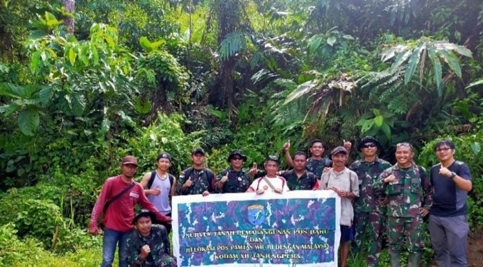 Zidam XII/Tanjungpura Bersama Warga Pebatasan Pekuat Pos Pengamanan