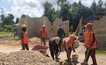 Gotong Royong Bersama Warga, Anggota Zidam XII/Tanjungpura Bantu Bangun Musolah As Syaifa